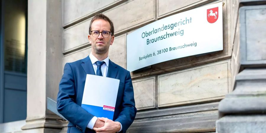 Klaus Müller, Vorstand des Verbraucherzentrale Bundesverband, steht vor dem Oberlandesgericht Braunschweig.