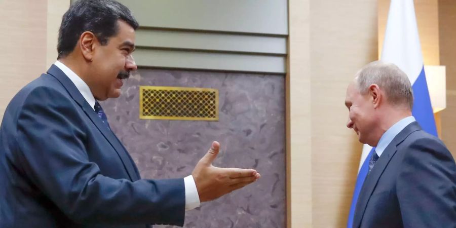 Wladimir Putin (r), Präsident von Russland, begrüsst Nicolas Maduro, Präsident von Venezuela, bei ihrem Treffen im Anwesen Nowo-Ogarjowo ausserhalb von Moskau.