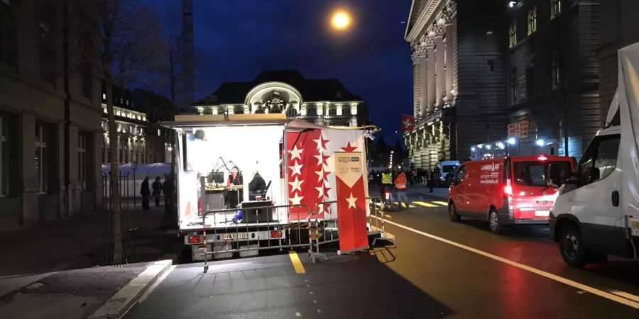 Radio Rottu ist auf dem Bundesplatz präsent und wartet auf die Ergebnisse der Bundesratswahlen.