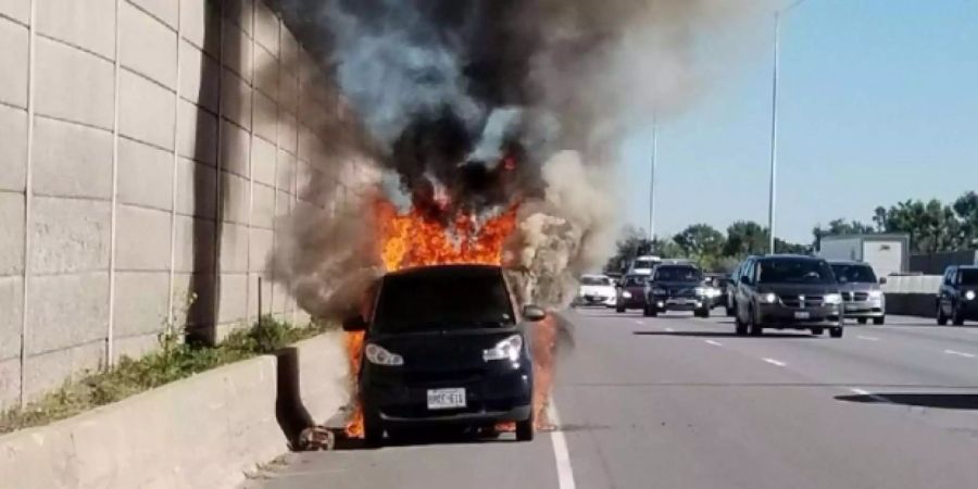Der Smart fing auf dem Highway Feuer.