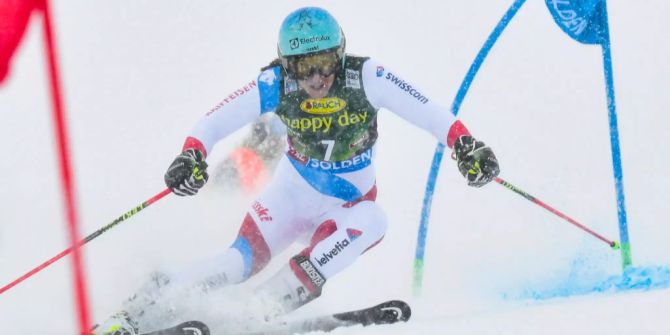 Wendy Holdener kämpft sich die Piste herab.