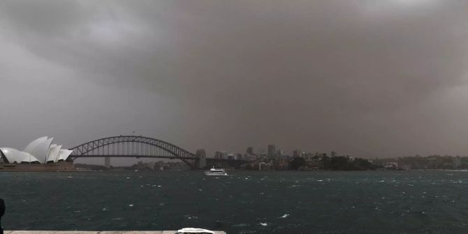 Ein Sandsturm zieht über dem Opernhaus in Sydney und der Sydney Harbour Bridge auf.