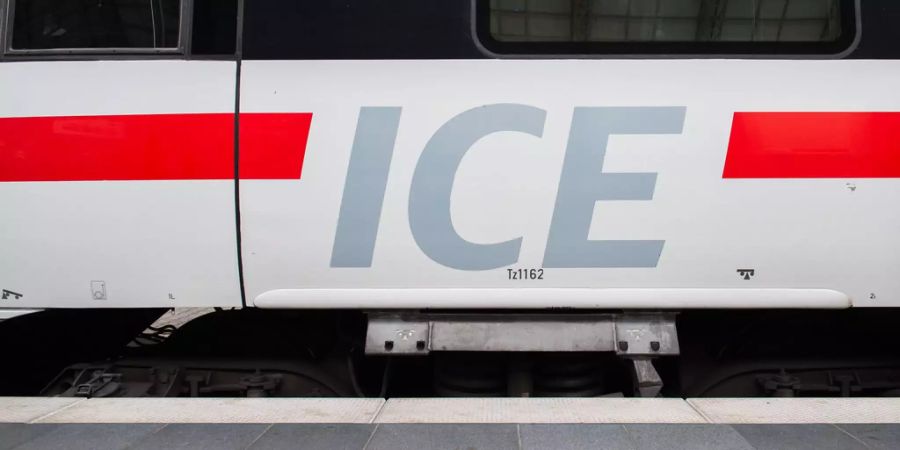 Der Schriftzug «ICE» ist auf einem ICE im Hauptbahnhof zu sehen.