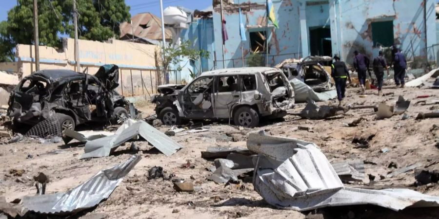 Mehrere zerstörte Autos stehen auf einem Platz in Mogadishu auf dem Al-Shabaab einen Selbstmordanschlag verübten.