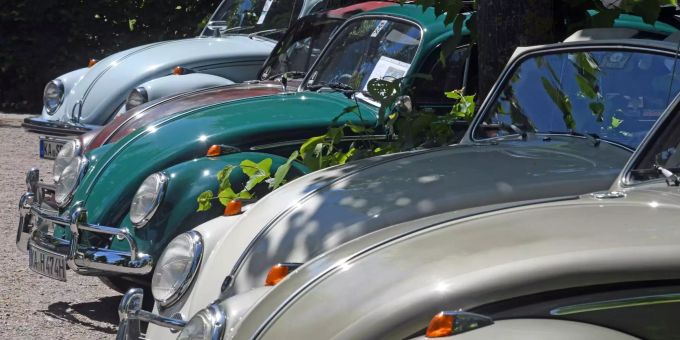 Das Design des VW-Käfers veränderte sich im Verlauf der Jahrzehnte nur minim. Bei der Oldtimershow «Tribut an Carl Benz» in Karlsruhe (D) werden verschiedene historische VW-Käfer präsentiert.
