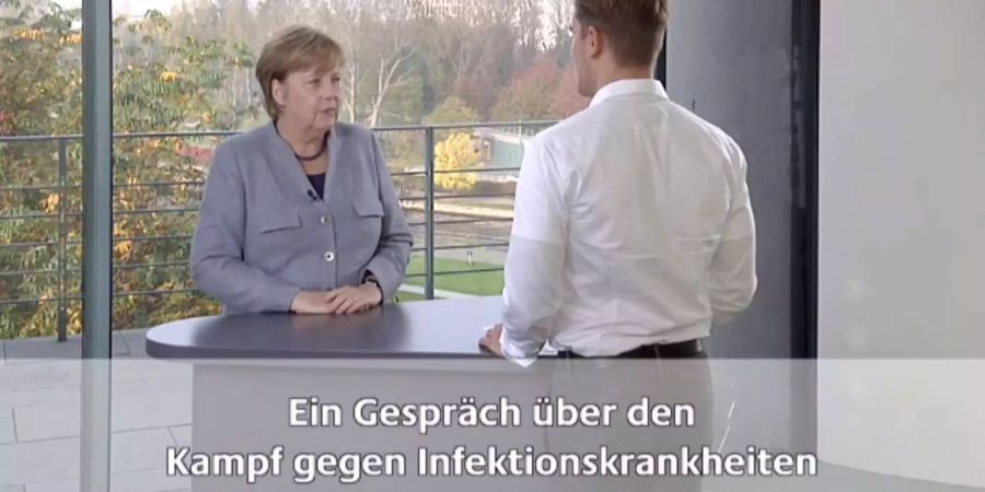 Merkel in ihrem Video Podcast, hier zum Thema Infektionskrankheiten.