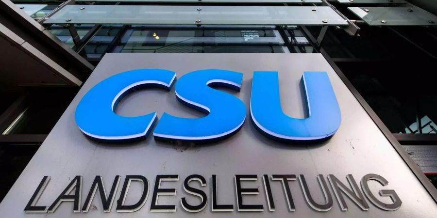 Der Schriftzug «CSU Landesleitung» ist an der CSU-Zentrale in München zu sehen.