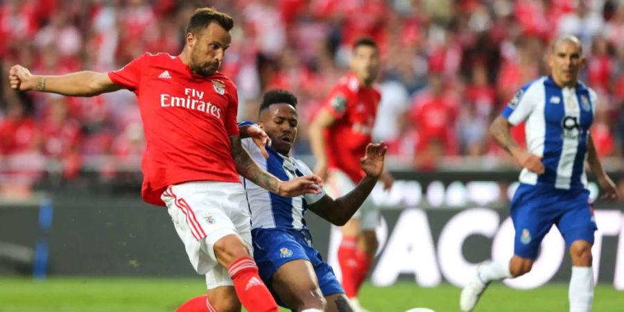 Haris Seferovic setzt sich im Zweikampf gegen Portos Militao durch und erzielt das entscheidende 1:0 für Benfica Lissabon.