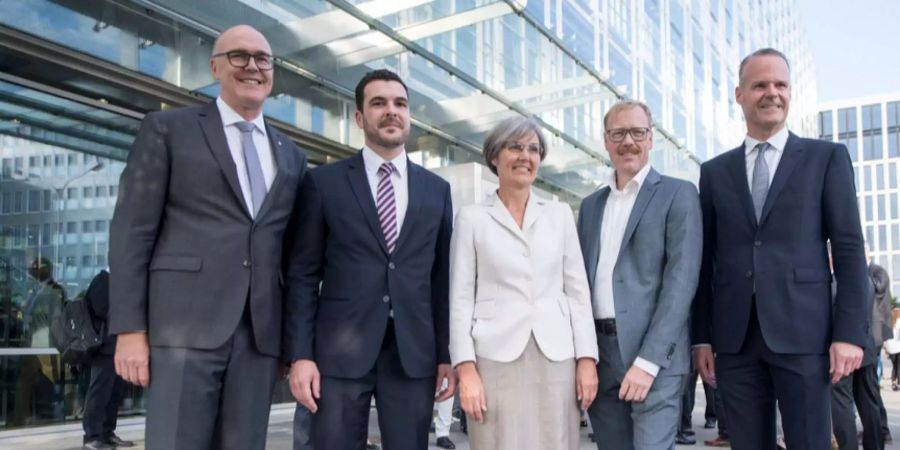 Die gewählten Zuger Regierungsräte (v.l.) Martin Pfister von der CVP, Florian Weber von der FDP, Silvia Thalmann, von der CVP und Andreas Hostettler von der FDP und Stephan Schleiss von des SVP posieren anlässlich den Gesamterneuerungswahlen des Kantons Zug.