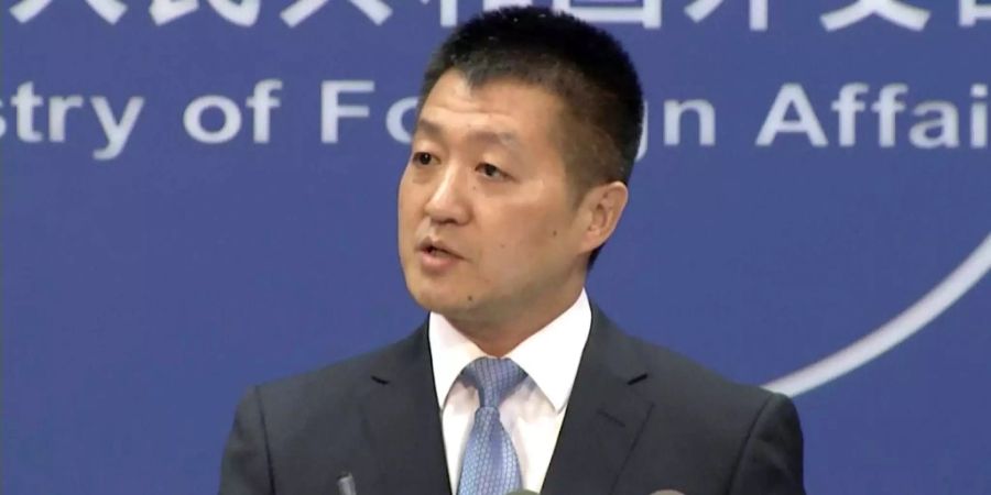 Sprecher des Aussenministeriums Lu Kang bei einer Pressekonferenz in Peking.