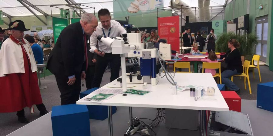 Der abtretende Bundesrat Johann Schneider Ammann schaut sich beim Messerundgang den Stand der ETH Zürich an. Am Schluss seiner Amtszeit möchte er die Olma ganz besonders geniessen.