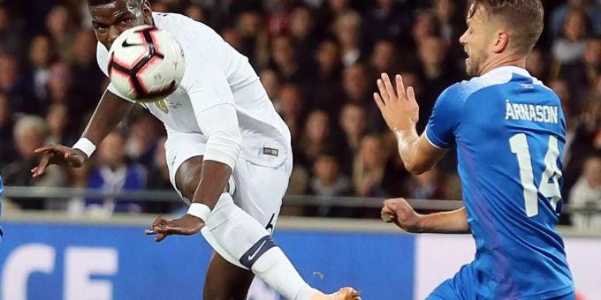 Länderspiel Frankreich gegen Island: Der Franzose Paul Pogba (l) schiesst auf das Tor der Isländer. Länderspiel Frankreich gegen Island: Der Franzose Paul Pogba (l) schiesst auf das Tor der Isländer.