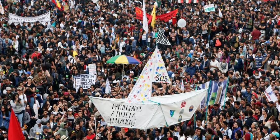 Tausende Menschen versammeln sich am Ende eines von Studenten organisierten Protestmarsches in Bogota, Kolumbien.