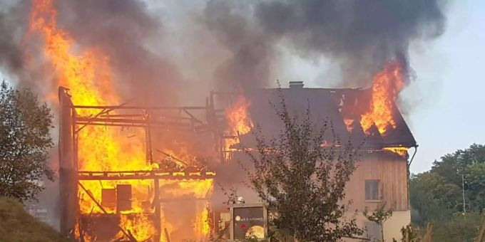 Ein Pressebild der Kantonspolizei Aargau zeigt das Einfamilienhaus in Flammen. Ein Pressebild der Kantonspolizei Aargau zeigt das Einfamilienhaus in Flammen.
