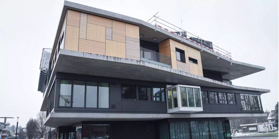 Blick von aussen auf das Gebäude «Nest» an der Führung der EMPA durch das «Urban Mining & Recycling» Wohnmodul auf dem EMPA Campus in Dübendorf ZH.