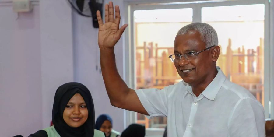 Der Präsidentschaftskandidat Ibrahim Mohamed Solih gibt während der Präsidentschaftswahlen seine Stimme ab.