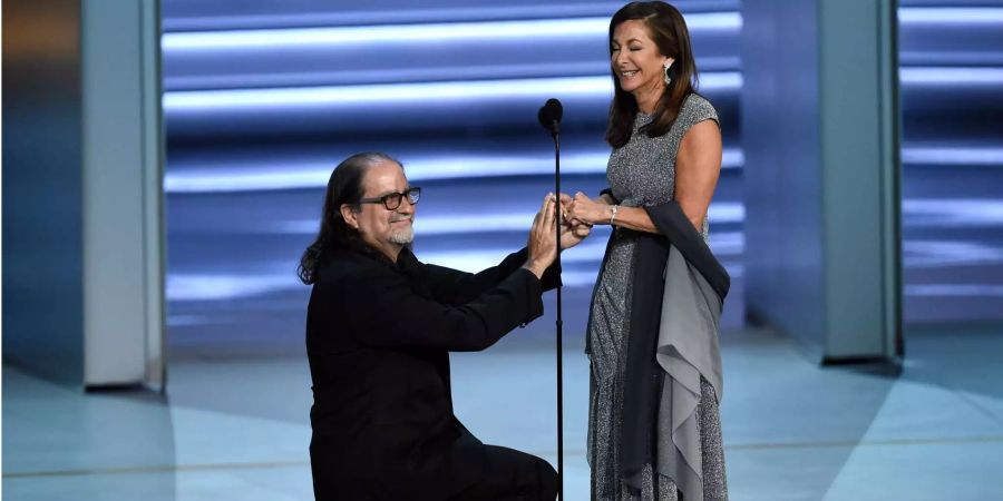 Preisträger Glenn Weiss geht bei den Emmys 2018 in Los Angeles auf die Knie und hält während seiner Dankesrede um die Hand seiner Freundin Jan Svendsen an.