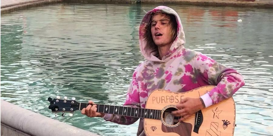 Justin Bieber sing vor einem Brunnen gegenüber dem Buckingham-Palast.