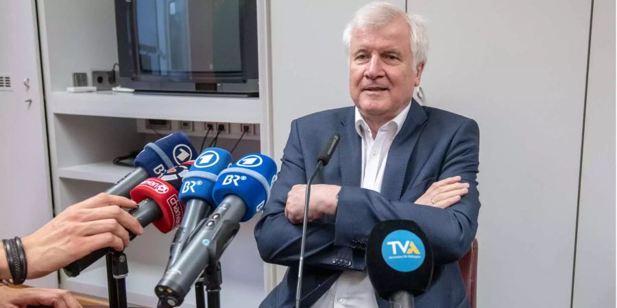 Der deutsche Bundesinnenminister Horst Seehofer (CSU) spricht im Regensburger (D) Presseclub zu Journalisten.