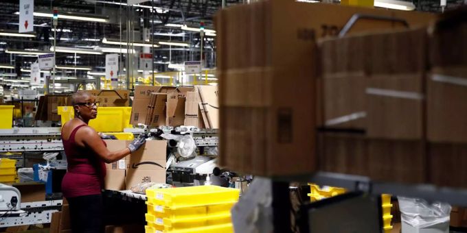 Nach Kritik - Amazon setzt Mindestlohn für US-Mitarbeiter auf 15 Dollar