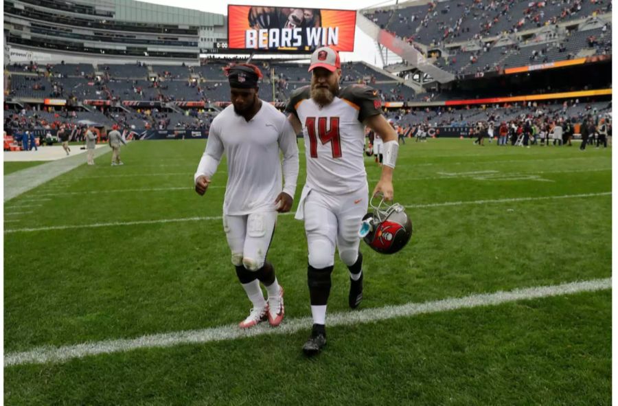 Der Höhenflug von Bucs-QB Ryan Fitzpatrick scheint beendet: Nach einem starken Saisonstart muss er gegen Chicago schon früh seinen Platz für Jameis Winston räumen. Gebracht hats nicht: Tampa Bay verliert gegen die Bears klar und deutlich mit 10:48.