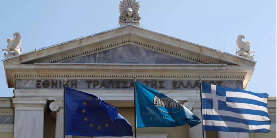 Flagge der EU, der Nationalbank und Griechenlands (v.l.n.r.) vor der griechischen Nationalbank.