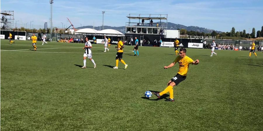 Jan Kronig (YB) flankt im Spiel gegen Juventus Turin in der Uefa Youth League.