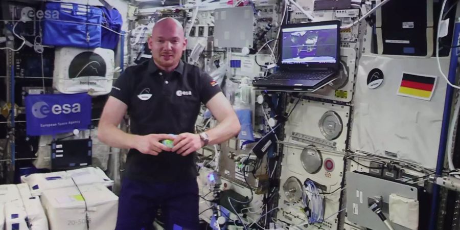 Der deutsche Astronaut Alexander Gerst schickt eine Videonachricht von der ISS an den International Astronautical Congress IAC in Bremen (D).