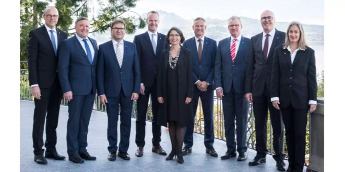 Der Zuger Regierungsrat 2018 (v.l.n.r.): Tobias Moser, Urs Hürlimann, Beat Villiger,
Stephan Schleiss, Manuela Weichelt-Picard, Matthias Michel, Heinz Tännler,
Martin Pfister, Renée Spillmann Siegwart. Der Zuger Regierungsrat 2018 (v.l.n.r.): Tobias Moser, Urs Hürlimann, Beat Villiger,
Stephan Schleiss, Manuela Weichelt-Picard, Matthias Michel, Heinz Tännler,
Martin Pfister, Renée Spillmann Siegwart.