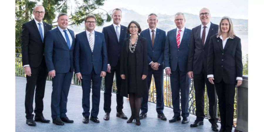 Der Zuger Regierungsrat 2018 (v.l.n.r.): Tobias Moser, Urs Hürlimann, Beat Villiger,
Stephan Schleiss, Manuela Weichelt-Picard, Matthias Michel, Heinz Tännler,
Martin Pfister, Renée Spillmann Siegwart.