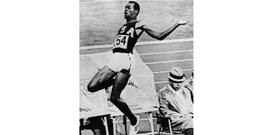 Mit einer bis dahin unvorstellbaren Weite von 8,90 Metern stellt der US-amerikanische Weitspringer Bob Beamon am 25.10.1968 bei den Olympischen Sommerspielen in Mexiko einen Weltrekord auf.