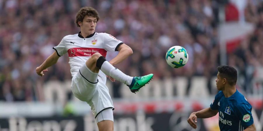 Stuttgarts Benjamin Pavard (l) spielt gegen Hamburgs Douglas Santos.