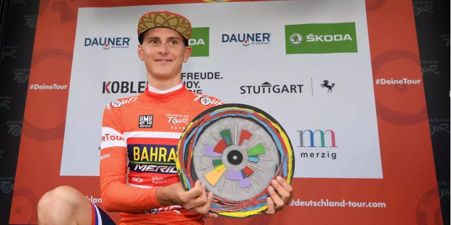 Matej Mohoric aus Slowenien vom Team Bahrain-Merida hält die Siegertrophäe in der Gesamtwertung in den Händen.