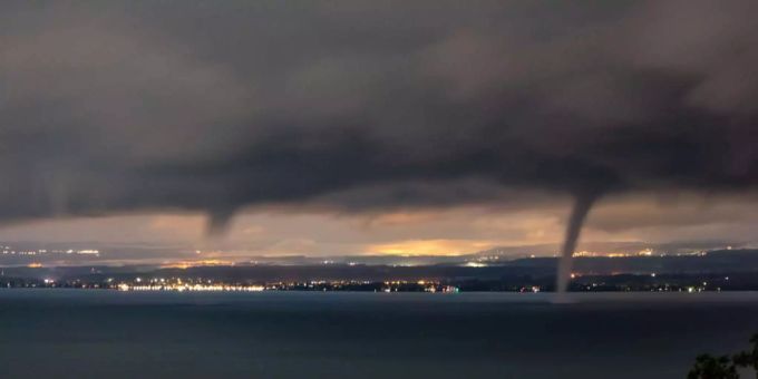 Verbindung zwischen Wasser und Himmel: Eine Wasserhose über dem östlichen Bodensee. Verbindung zwischen Wasser und Himmel: Eine Wasserhose über dem östlichen Bodensee.