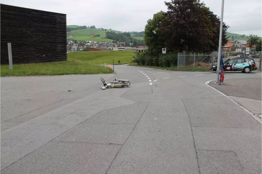 Verunfalltes Florett am Boden einer Kreuzung mit Rechtsvortritt - zvg Kantonspolizei Appenzell Innerrhoden