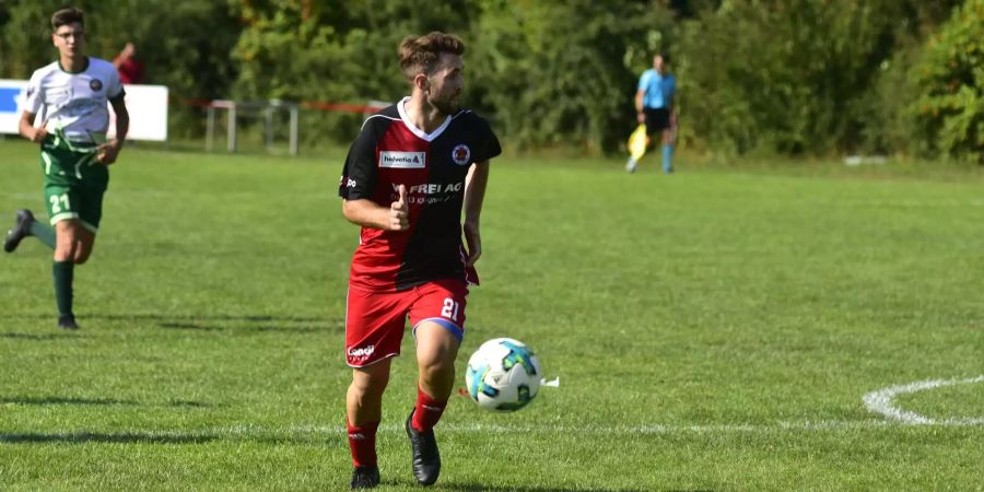 Ein Spieler des FC Klingnau kontrolliert den Ball in der Cup-Partie gegen den FC Bramois