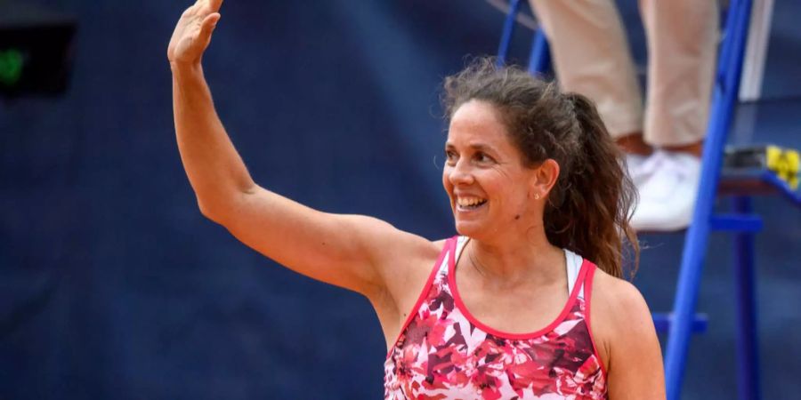 Patty Schnyder winkt fröhlich ins Publikum.