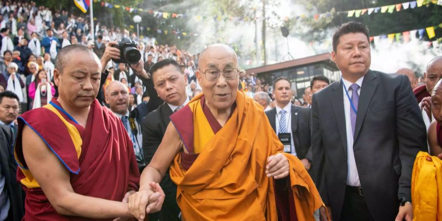 Der Dalai Lama, der spirituelle Führer der Tibeter, wird von Schweiz-Tibetern bei seiner Ankunft im Tibet-Institut in Rikon begrüsst.