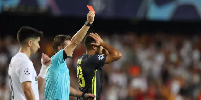 Schiedsrichter Felix Brych erteilt die Rote Karte an Juventus Stürmer Cristiano Ronaldo. Schiedsrichter Felix Brych erteilt die Rote Karte an Juventus Stürmer Cristiano Ronaldo.