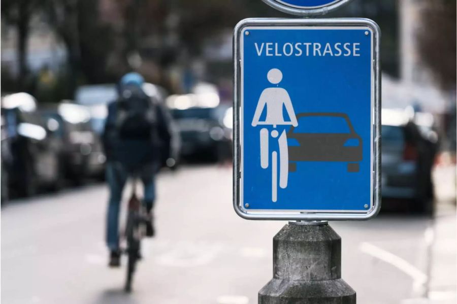 «Velostrasse»-Schild in Zürich bei einer Velostrasse 2016 - Keystone