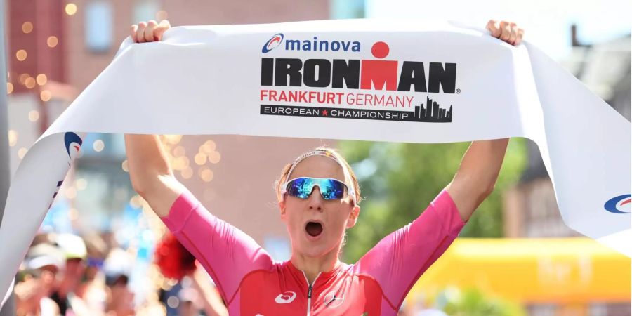 Daniela Ryf aus der Schweiz jubelt im Ziel der Ironman Europameisterschaft auf dem Frankfurter Römerberg.