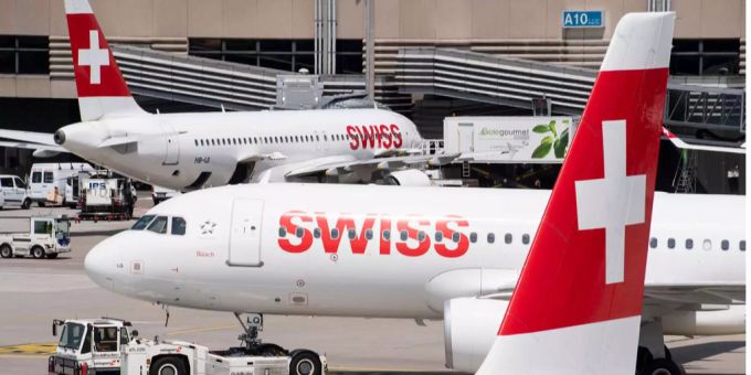 Flugzeuge der Fluggesellschaft Swiss bereitet sich auf ihren Start vor, auf dem Flughafen in Zürich. swiss
