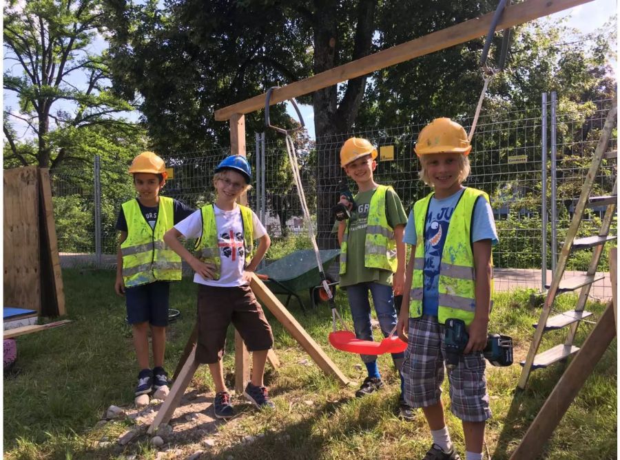 Die stolzen Handwerker stehen zum Empfang der Gäste parat - zvg