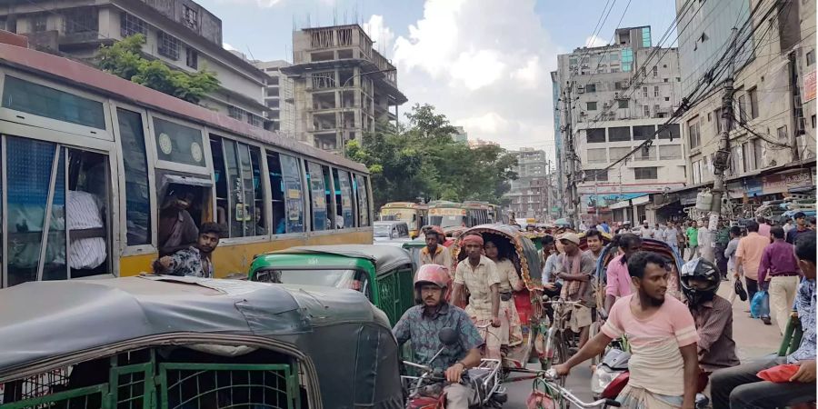 Der Verkehr staut sich in Dhaka.