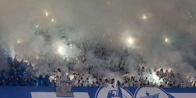 DFB-Pokal, 2. Runde, Hansa Rostock - 1. FC Nürnberg im Ostseestadion. Im Hansa-Fanblock auf der Südtribüne wird zu Spielbeginn Pyrotechnik gezündet.