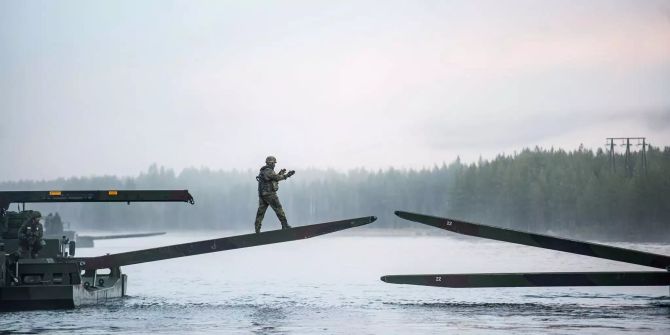 Soldaten der Nato beim Überqueren eines Flusses.