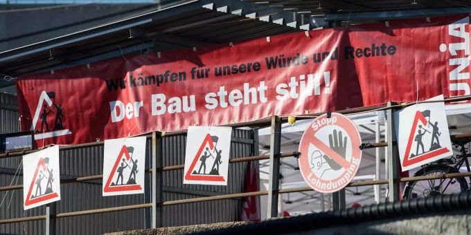 Rund 700 Bauarbeiter haben ihre Arbeit niedergelegt und versammeln sich auf der zentralen Baustelle am Berner Bahnhof. Bauarbeiter demonstrieren auf der Schützenmatte in Bern.