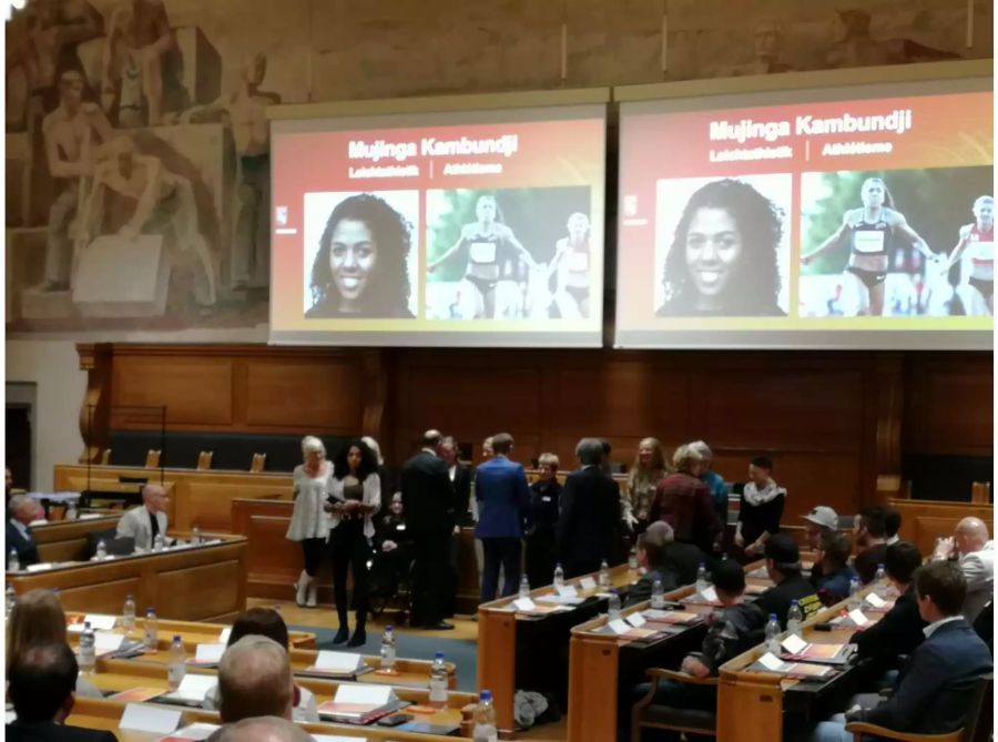 Mujinga Kambundji wurde im Berner Rathaus zur besten Berner Sportlerin gewählt.