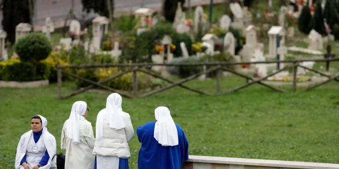 Der katholische Feiertag Allerheiligen dient zum Gedenken an Heilige und verstorbene Verwandte. Nonnen warten darauf, dass Papst Franziskus anlässlich des Allerseelentages auf dem Laurentino Friedhof in Rom eine Zeremonie leitet.