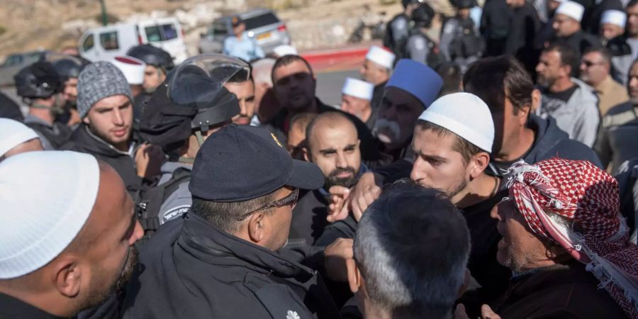 Mitglieder der Drusen-Dörfer treffen auch israelische Soldaten während eines Protest während der Kommunalwahlen.